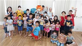 萊恩走入社區和小朋友一起做黏土。（圖／統一獅提供）