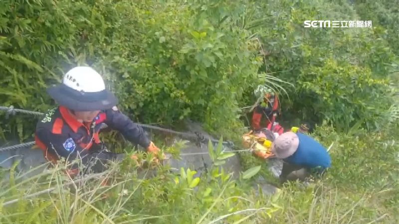 釣客烏岩角中暑暈倒　消防員攀繩救援