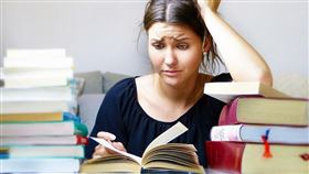 坐著，讀書，工作，打電動　圖／pixabay