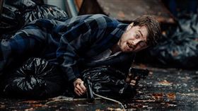 小瑪格羅比」新造型嚇歪路人《玩命Online：雙槍對決》端午大解禁
捷傑電影提供