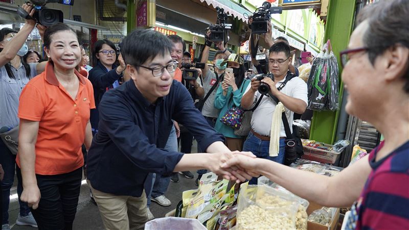 陳其邁體驗包粽　三鳳中街店家喊凍蒜