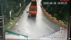 湖北,車禍,機車,貨車,解體（圖／翻攝自微博）