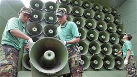 南韓從1963年開始對北韓實施擴音器廣播，之後隨著兩韓關係變化斷斷續續進行。圖為2004年6月南韓拆除擴音器照。（圖／美聯社／達志影像）