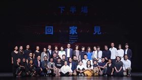 國內疫情稍緩  兩廳院邀觀眾進場支持國家兩廳院22日在國家戲劇院舉行「下半場，回家見」記者會，兩廳院藝術總監劉怡汝（後右9）與多個表演團體代表、企業贊助代表，邀請民眾下半年疫情稍緩之際，進場觀賞文藝演出。中央社記者徐肇昌攝  109年6月22日