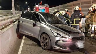 百萬雪鐵龍浮洲橋自撞　男受困全身傷