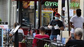 美國華府第2階段經濟重啟  開放健身房餐廳內用美國首都華盛頓22日進入第2階段經濟重啟，允許餐廳開放內用服務，但人數須控制在空間容量50%內。不過許多消費者還是選擇戶外座位，降低染疫風險。中央社記者徐薇婷華盛頓攝  109年6月23日