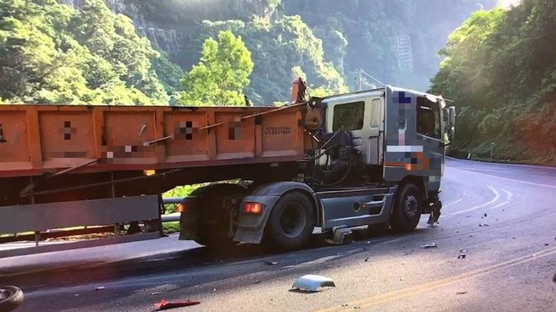 舊蘇花公路車禍　砂石車疑逆向撞騎士