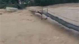 三峽大壩潰堤在即？重慶爆80年最大洪水…已逾20人死亡▲。（圖／翻攝自人民日報、南方都市報微博）