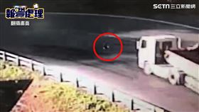  砂石車,機車,宜蘭,逆向超車（圖／翻攝畫面）