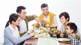 名家專用／NOW健康／謝宜芳營養師提醒，1顆粽子熱量300大卡起跳，大部分都放了許多油，而且不易消化，建議可搭配高纖維水果一起享用。(勿用)