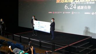 陳時中收捐款支票　第一句話全場笑爆