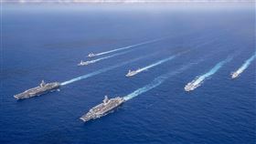 美罕派「雙航空母艦」在菲律賓海演習　列隊震撼畫面曝光（圖／翻攝自太平洋艦隊臉書）