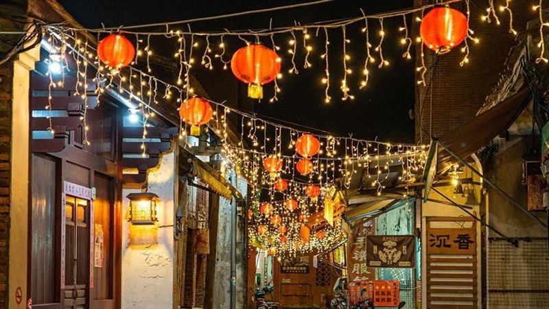 揭百年小鎮面紗　網美搶拍鹿港燈海