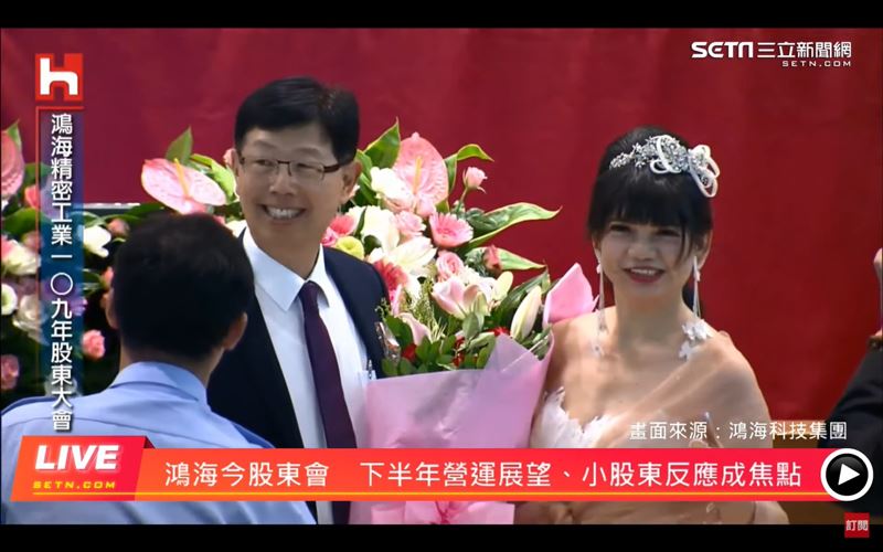 她穿這樣去獻花　只因郭董這句話