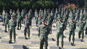 古寧頭戰役70週年  國軍官兵致意古寧頭戰役70週年「祭祀典禮暨獻花儀式」23日在金門太武公墓舉行，國軍官兵向在這場戰役中犧牲的先烈致意。中央社記者王飛華攝  108年10月23日