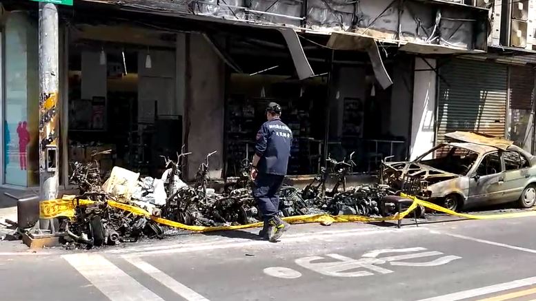 明新科大旁超商大火　車疑自燃全燒毀