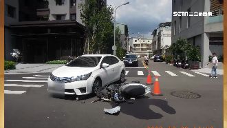 不是第一次！2車相撞　網稱瘋狂路口