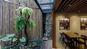 坐進有陽光、微風和植物，彷彿會呼吸的老宅裡，從食物到空間，都療癒了身心。（圖／陳晉生提供）