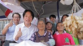 副總統賴清德與石門林蜂阿嬤包棕子。（圖／總統府提供）