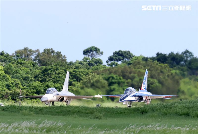 高教機「勇鷹」首飛英姿。（記者邱榮吉/台中拍攝）