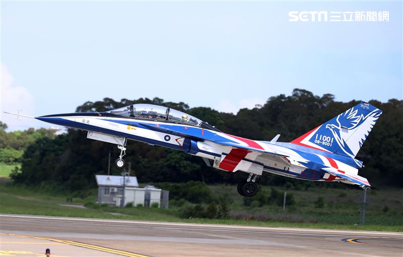 高教機「勇鷹」首飛英姿。（記者邱榮吉/台中拍攝）