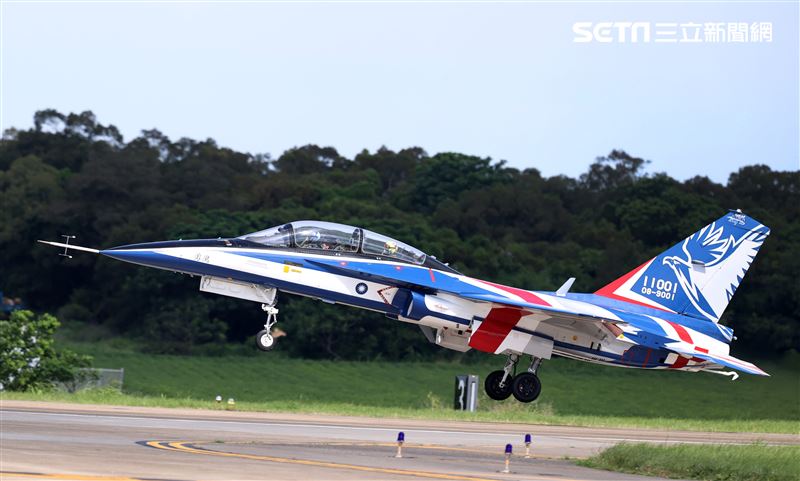 高教機「勇鷹」首飛英姿。（記者邱榮吉/台中拍攝）