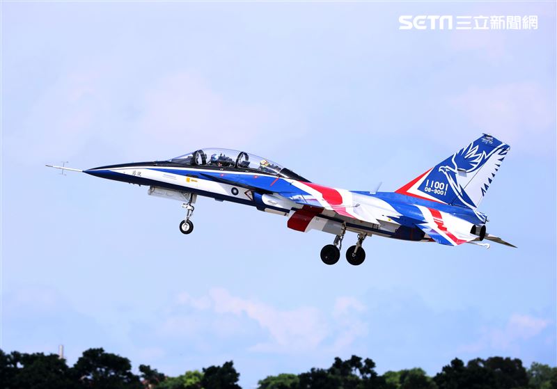 高教機「勇鷹」首飛英姿。（記者邱榮吉/台中拍攝）