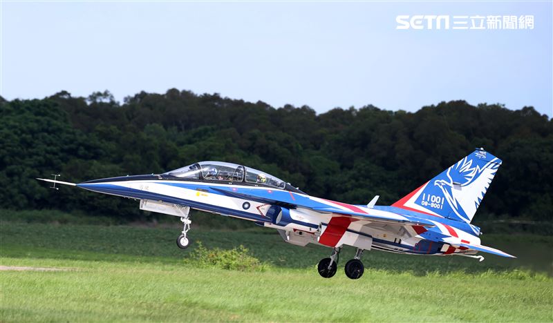 高教機「勇鷹」首飛英姿。（記者邱榮吉/台中拍攝）