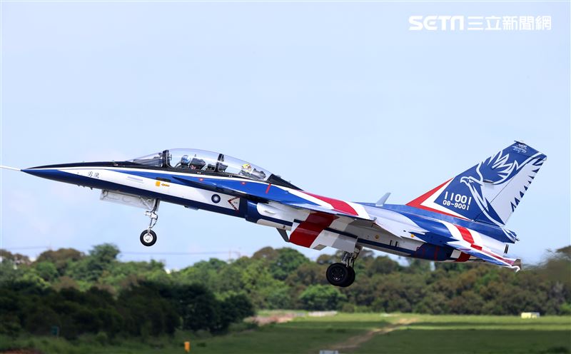 高教機「勇鷹」首飛英姿。（記者邱榮吉/台中拍攝）