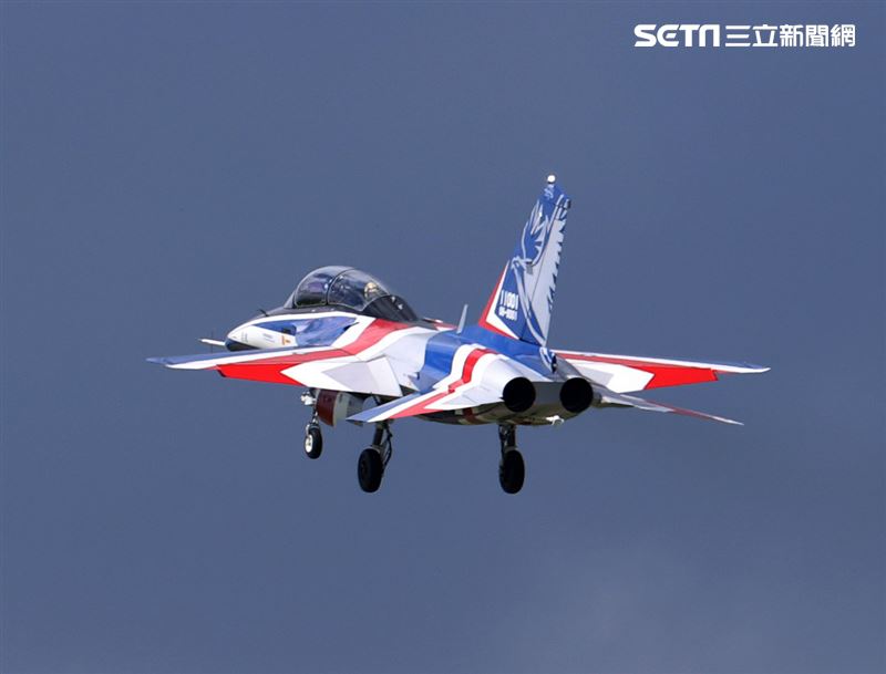 高教機「勇鷹」首飛英姿。（記者邱榮吉/台中拍攝）