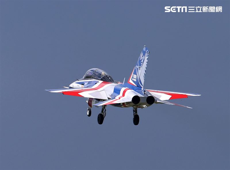 高教機「勇鷹」首飛英姿。（記者邱榮吉/台中拍攝）