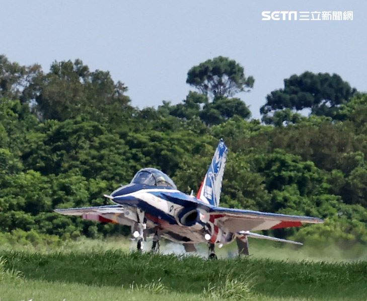 高教機「勇鷹」首飛完成任務精彩落地。（記者邱榮吉/台中拍攝）