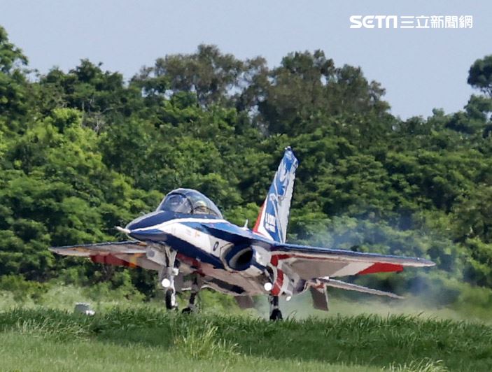 高教機「勇鷹」首飛完成任務精彩落地。（記者邱榮吉/台中拍攝）