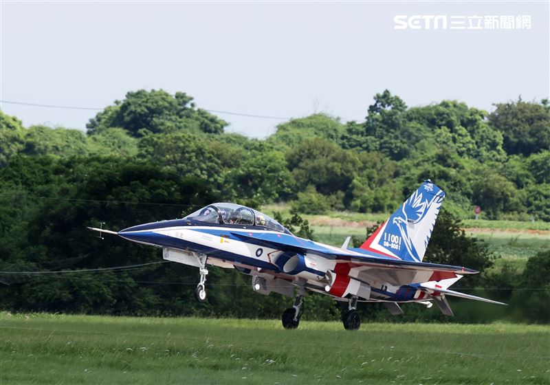 高教機「勇鷹」首飛完成任務精彩落地。（記者邱榮吉/台中拍攝）