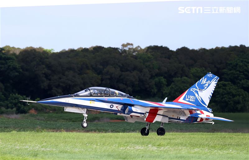 高教機「勇鷹」首飛英姿。（記者邱榮吉/台中拍攝）
