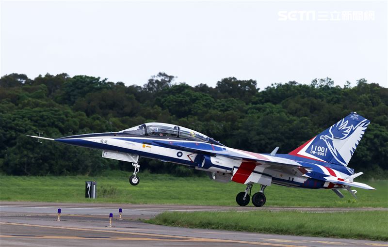 高教機「勇鷹」首飛完成任務精彩落地。（記者邱榮吉/台中拍攝）