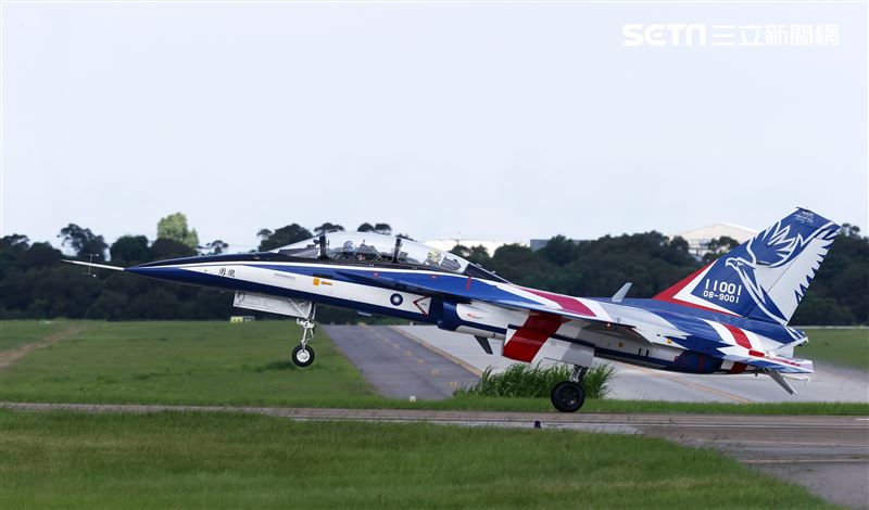 高教機「勇鷹」首飛完成任務精彩落地。（記者邱榮吉/台中拍攝）