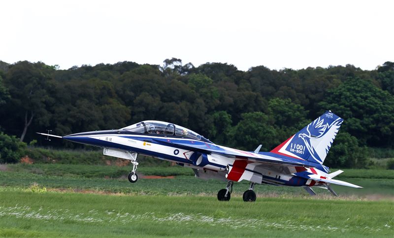 高教機「勇鷹」首飛完成任務精彩落地。（記者邱榮吉/台中拍攝）