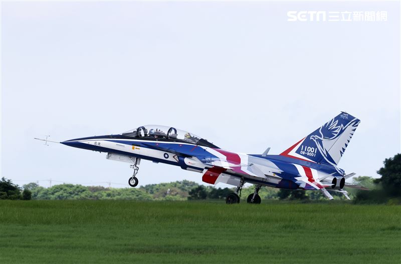 高教機「勇鷹」首飛完成任務精彩落地。（記者邱榮吉/台中拍攝）