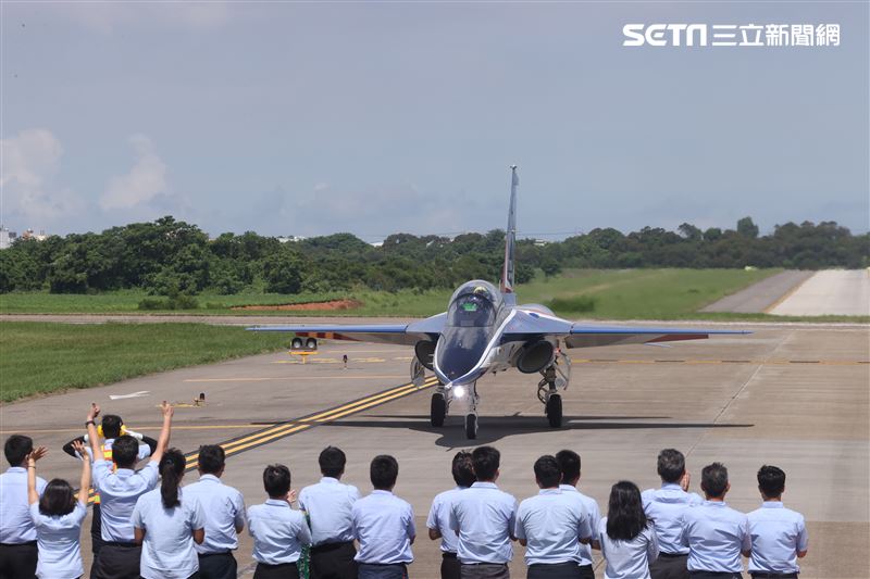 中科院及漢翔公司的研發團隊迎接「勇鷹」首飛成功。（記者邱榮吉/台中拍攝）