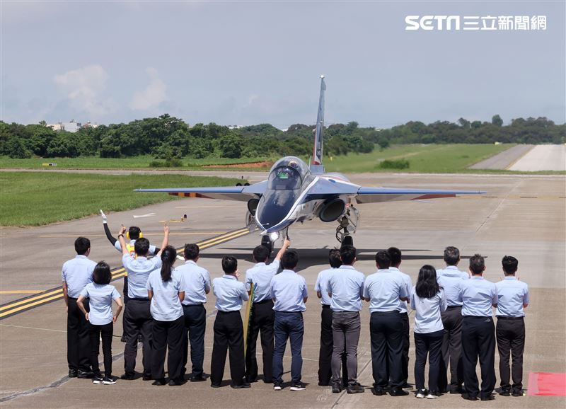 中科院及漢翔公司的研發團隊迎接「勇鷹」首飛成功。（記者邱榮吉/台中拍攝）