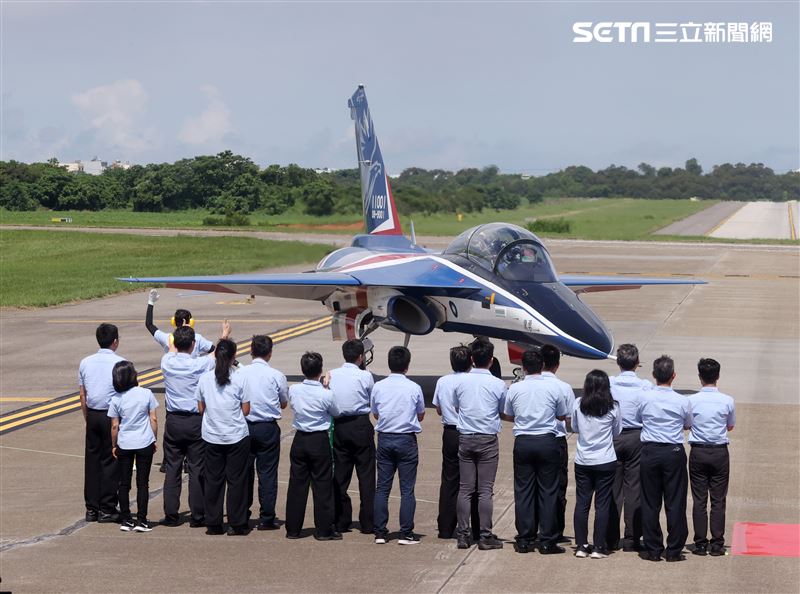 中科院及漢翔公司的研發團隊迎接「勇鷹」首飛成功。（記者邱榮吉/台中拍攝）