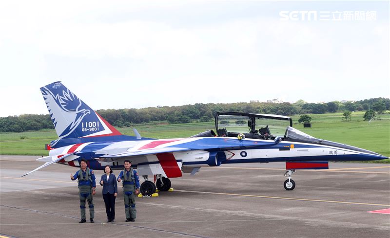 正駕駛路志元、副駕駛管延年贈送模型機給總統蔡英文。（記者邱榮吉/台中拍攝）