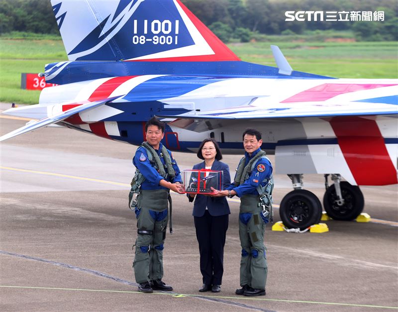 正駕駛路志元、副駕駛管延年贈送模型機給總統蔡英文。（記者邱榮吉/台中拍攝）