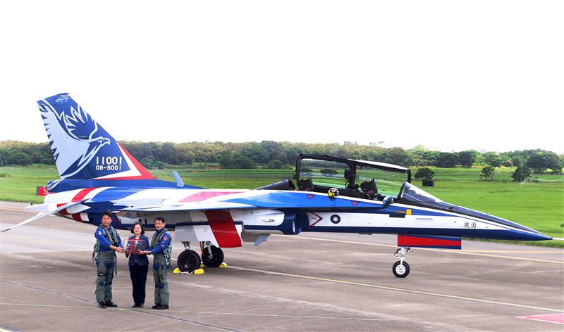 正駕駛路志元、副駕駛管延年贈送模型機給總統蔡英文。（記者邱榮吉/台中拍攝）