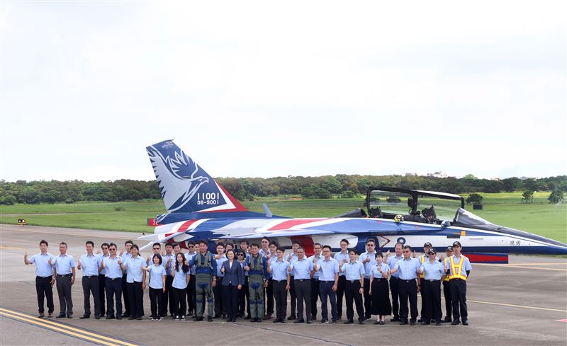 總統蔡英文與中科院及漢翔公司的研發團隊合影留念。（記者邱榮吉/台中拍攝）