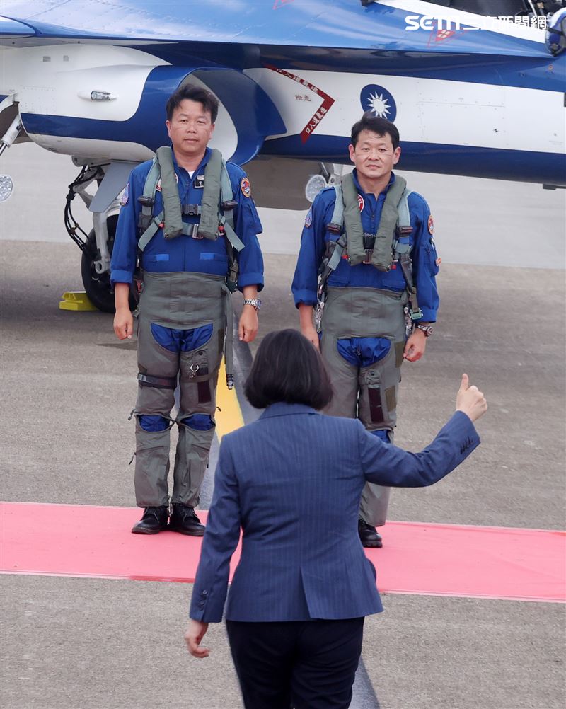 總統蔡英文向首飛勇鷹正駕駛路志元、副駕駛管延年比讚。（記者邱榮吉/台中拍攝）