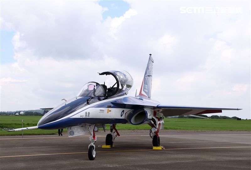 高教機「勇鷹」首飛英姿。（記者邱榮吉/台中拍攝）