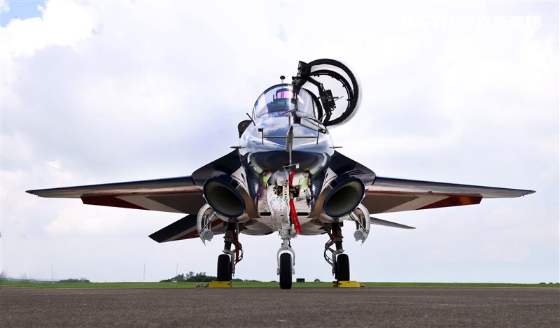 高教機「勇鷹」首飛英姿。（記者邱榮吉/台中拍攝）