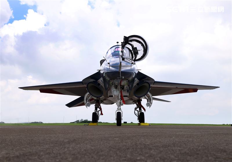 高教機「勇鷹」首飛英姿。（記者邱榮吉/台中拍攝）